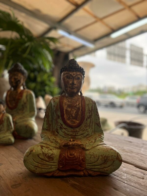 בודהה מעץ בשלושה גדלים פסלי בודהה הם חלק בלתי נפרד מהאמנות והתרבות הבודהיסטית.