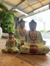 בודהה מעץ בשלושה גדלים פסלי בודהה הם חלק בלתי נפרד מהאמנות והתרבות הבודהיסטית.