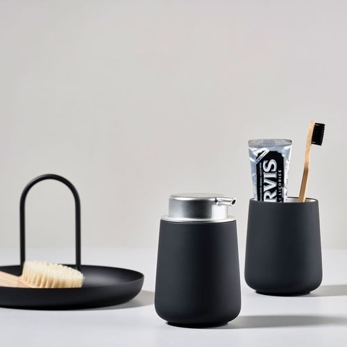 כוס למברשות שיניים מדגם NOVA של המותג ZONE Denmark, עם גימור soft touch, מעוצבת בסגנון פשוט ועל זמני. 