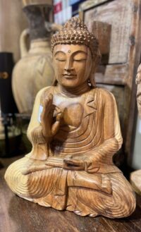 פסל עץ בודאיסט פסל בודהה בחריטה בסגנון עתיק פריט בטקסטורת עץ מגורען ואופי אותנטי